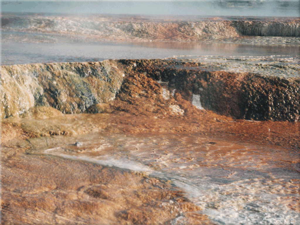 Wasser fliet ber bunte Kalksinterterasse