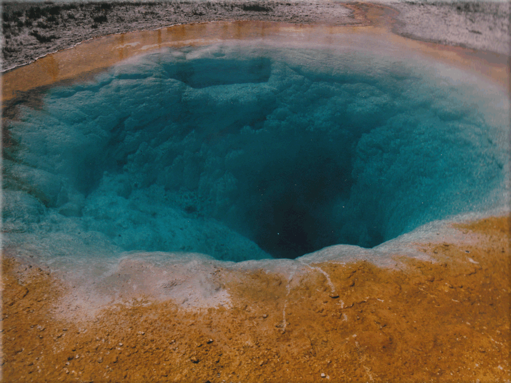 Dampfendes Kalksinterbecken